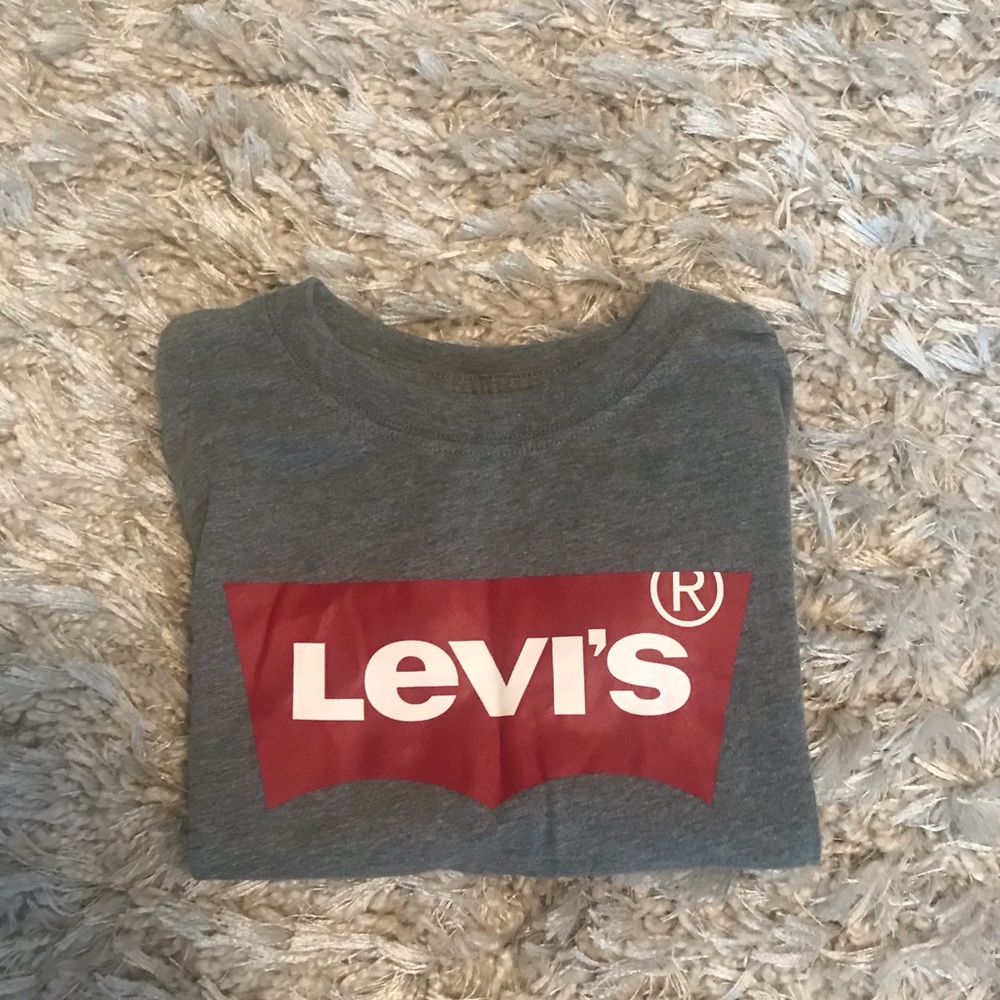 Grey Levi’s t-shirt